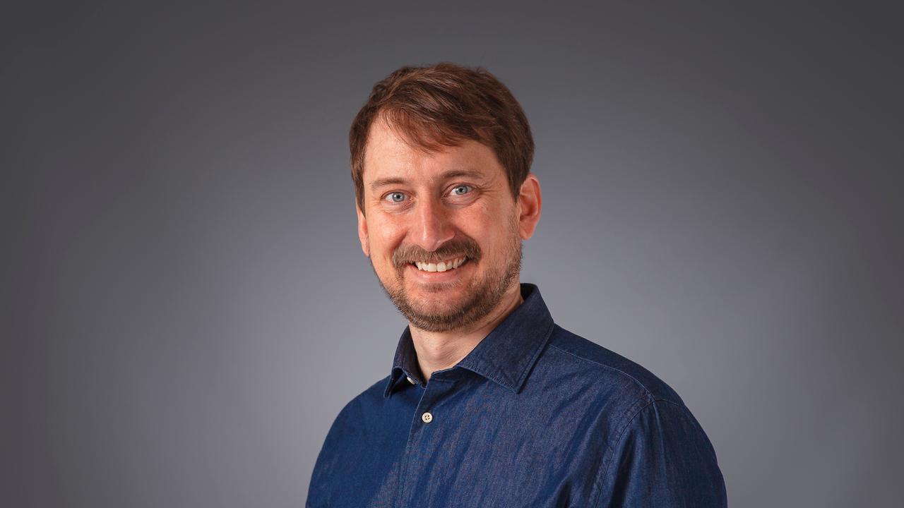 Porträttfoto Johan Rasmuson, biträdande universitetslektor, kombinerad med klinisk tjänstgöring vid Institutionen för klinisk mikrobiologi