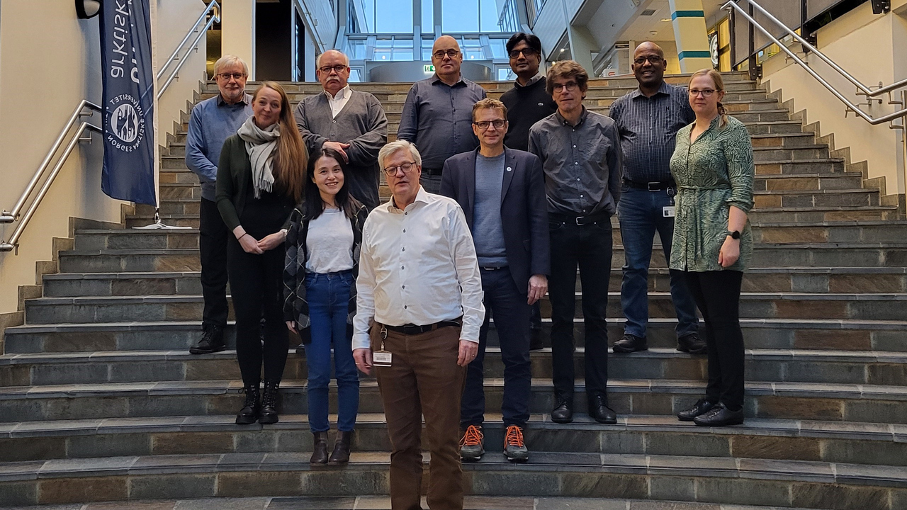 Gruppbild av personer stående i en trappa under NoBiCC kickoff meeting i Narvik, Februari 2024.