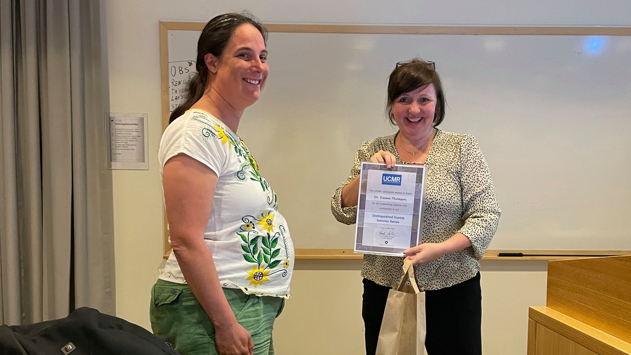 Emma Thomson får diplom av Marta Bally