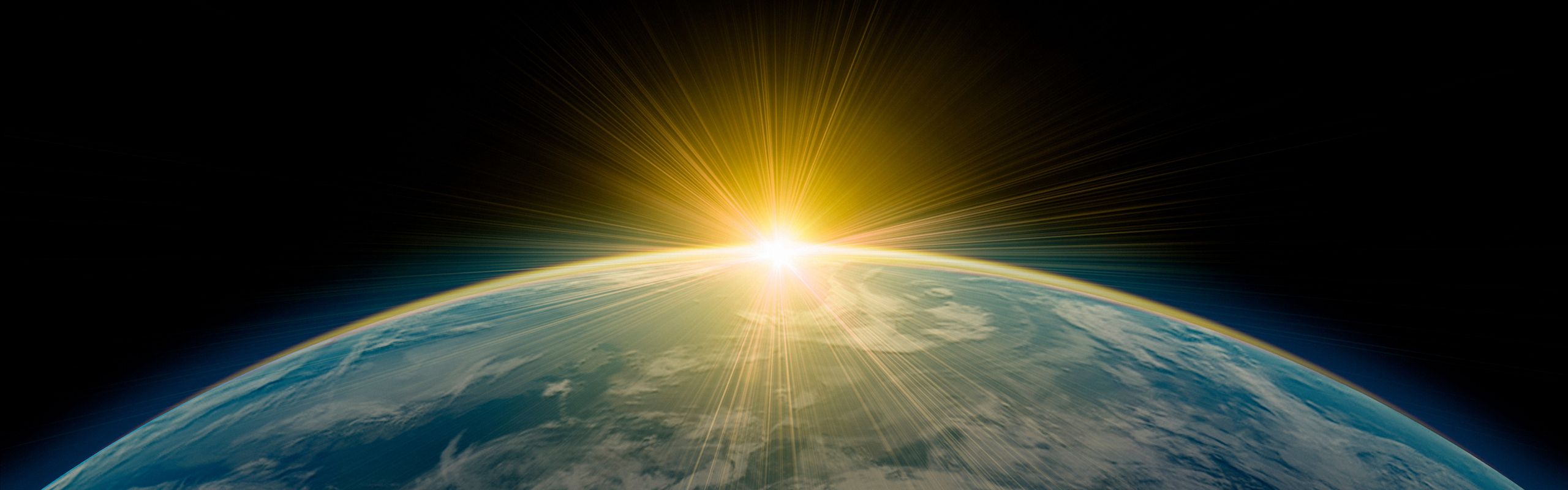 Del av jordklot med solen vid horisonten.