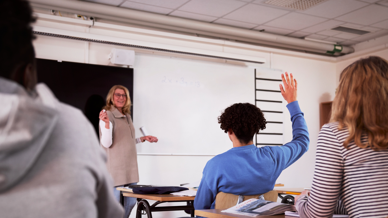 Elev och lärare i klassrum.