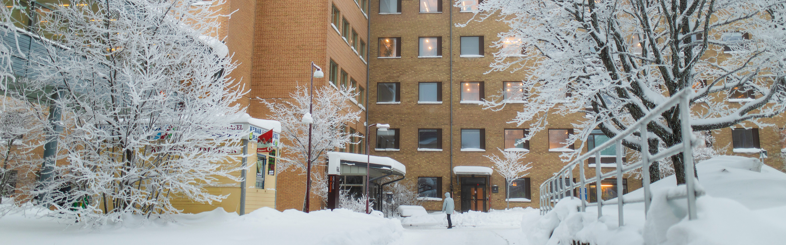 Gul tegelbyggnad på vintern