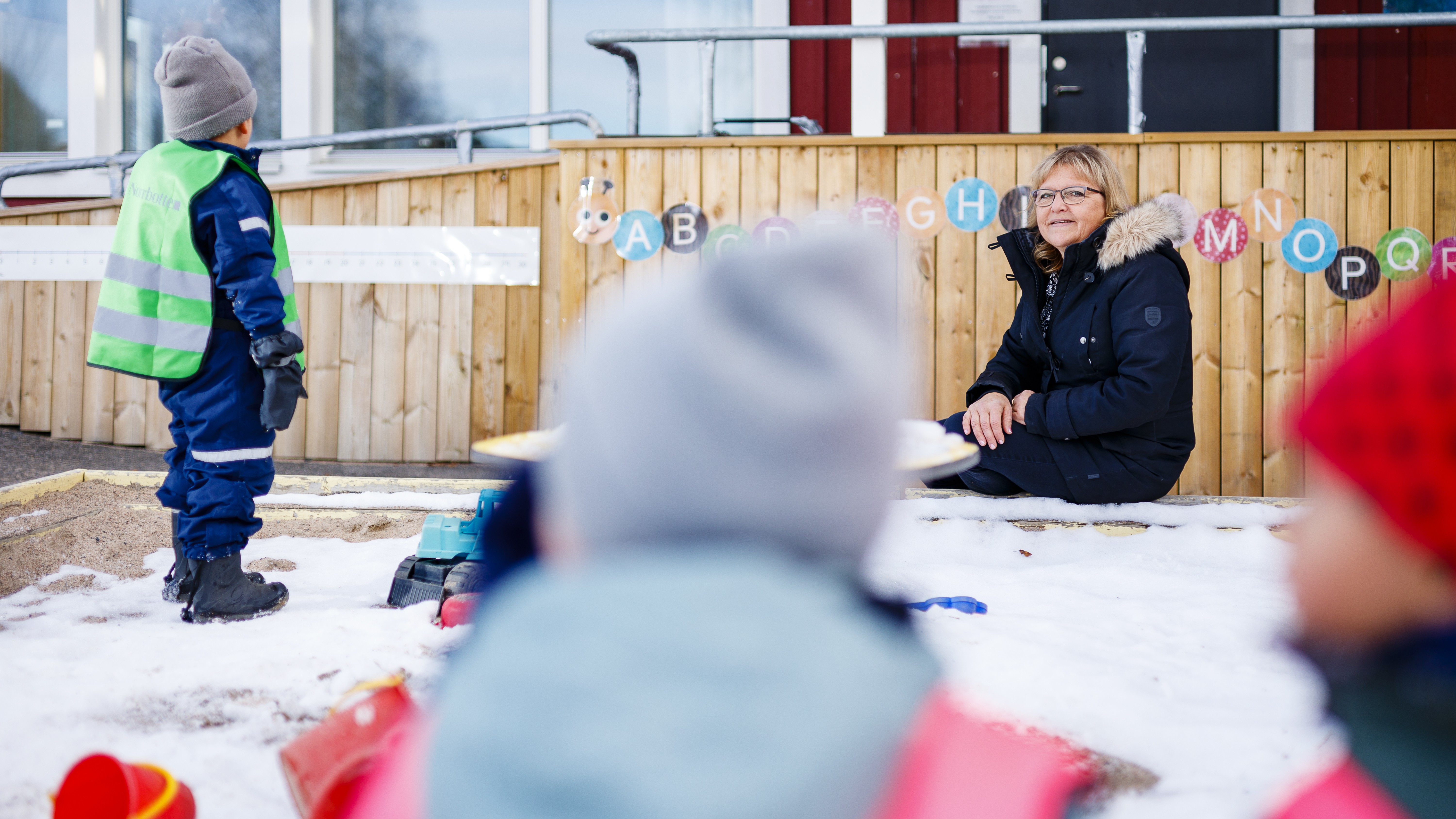 Anna-Carin Aaro som studerar till förskollärare inom VAL på sin arbetsplats.