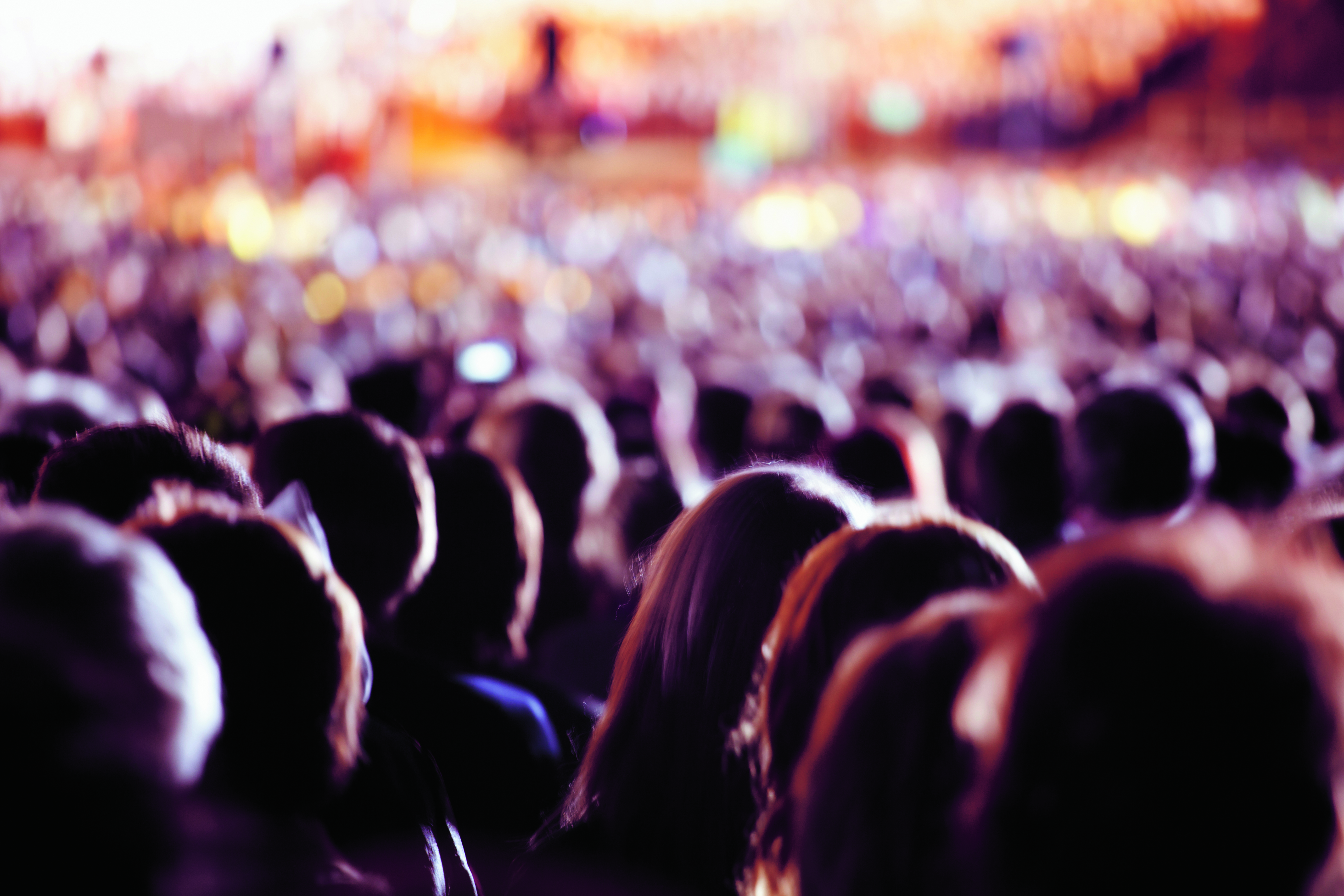 Människor som står tillsammans