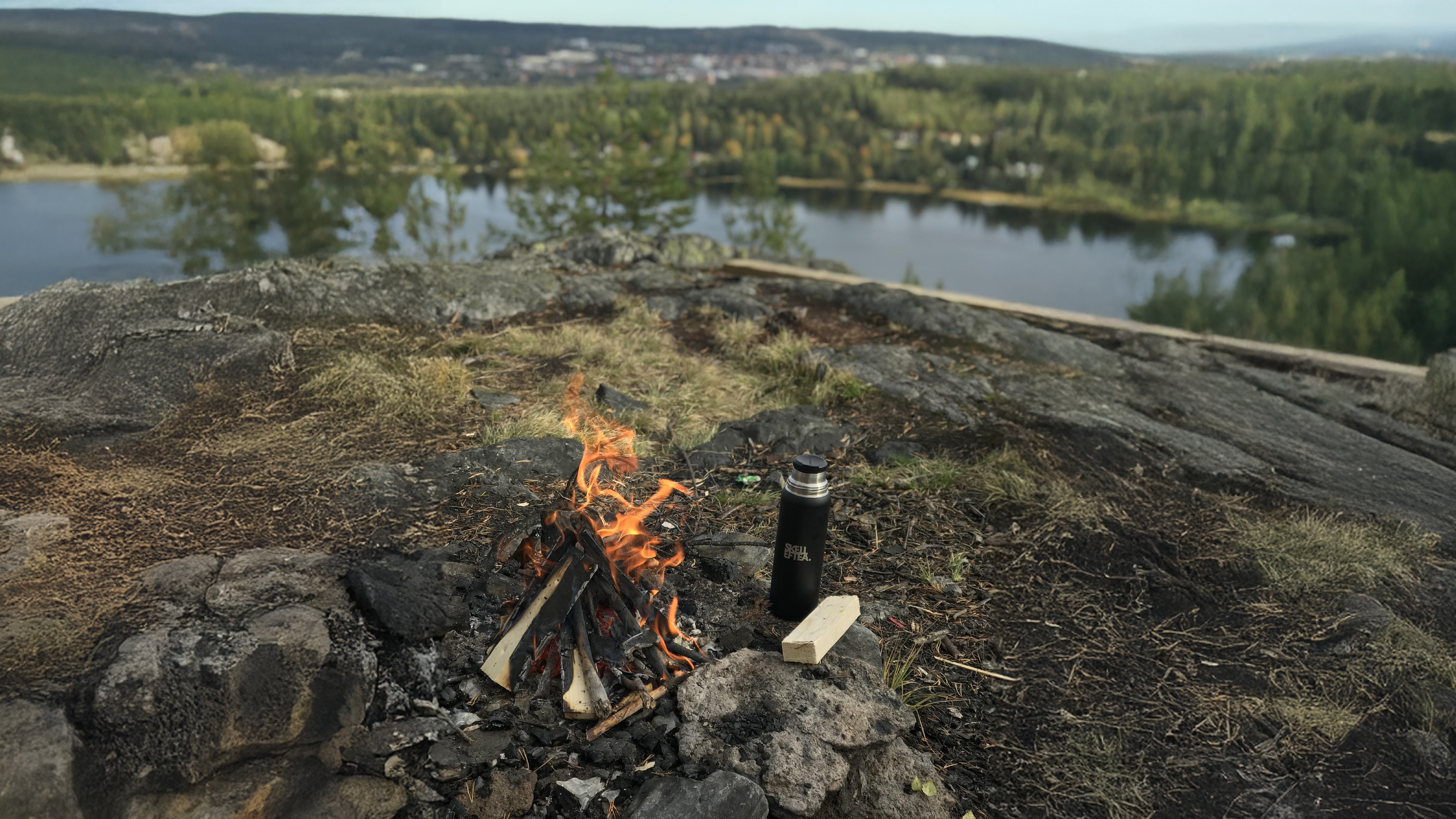 Eld och kaffetermos på ett berg. 