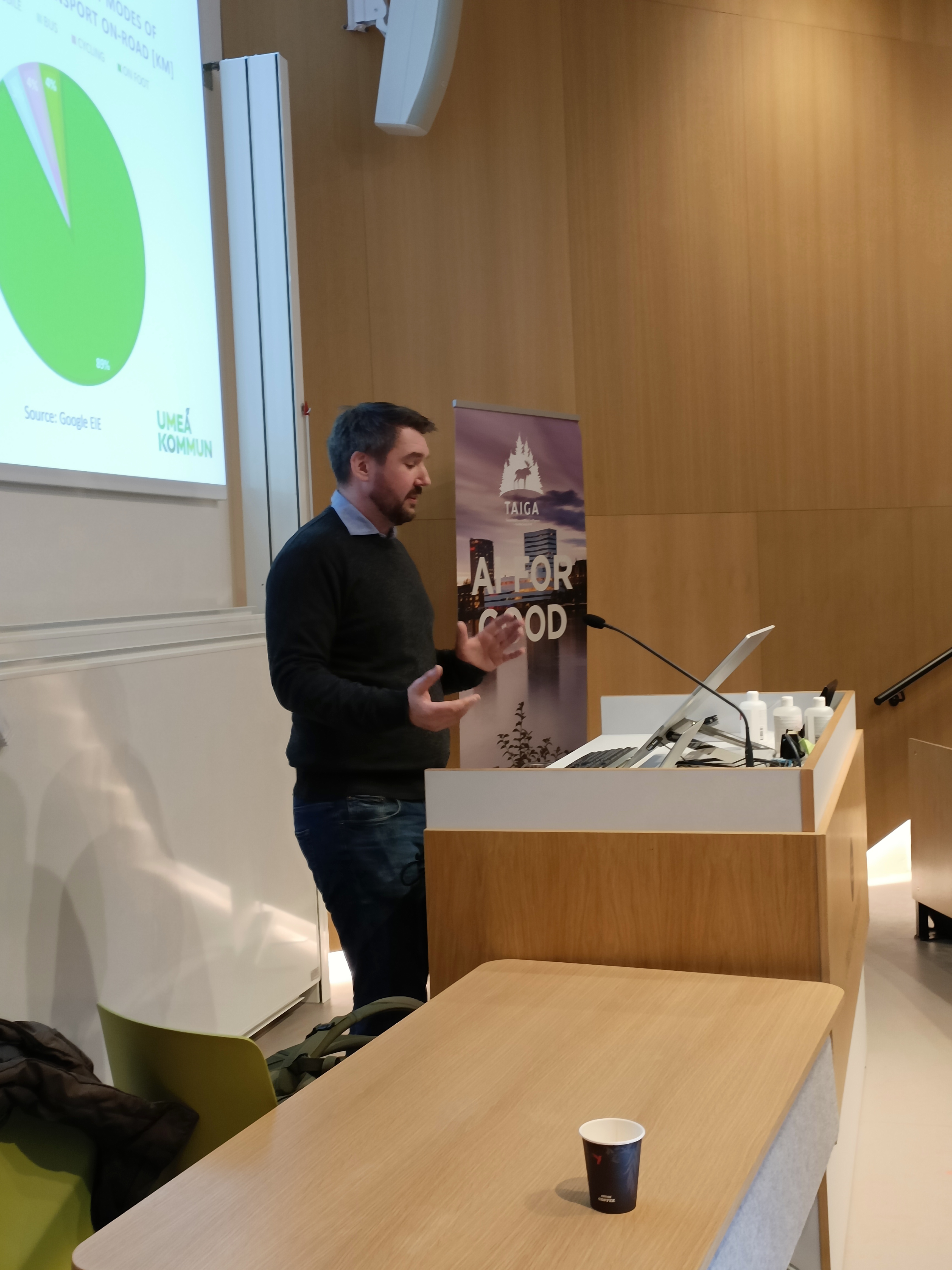 Erik Eklund, Umeå Municipality, speaks in front of a powerpoint