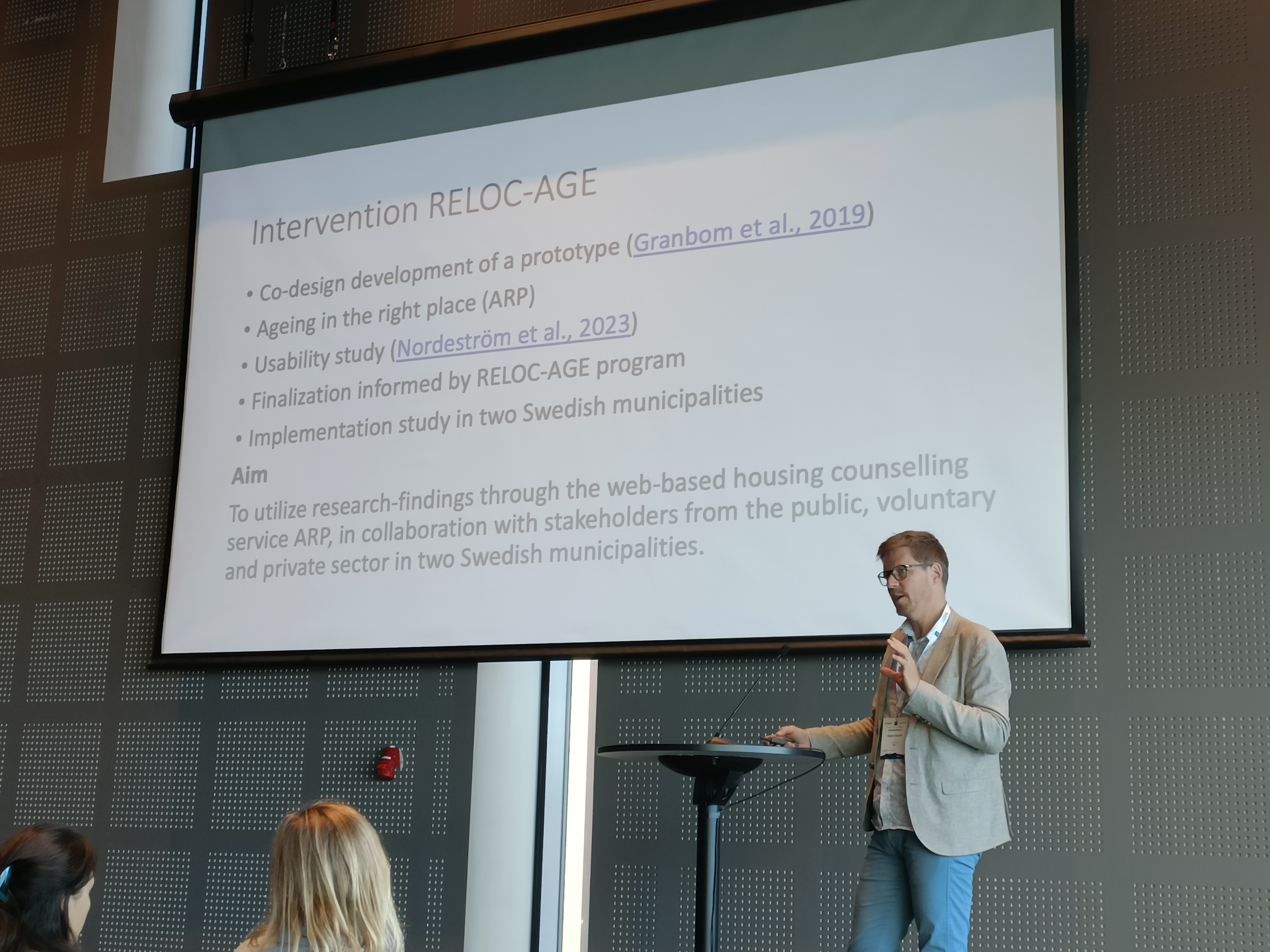 Magnus Zingmark står framför en powerpoint