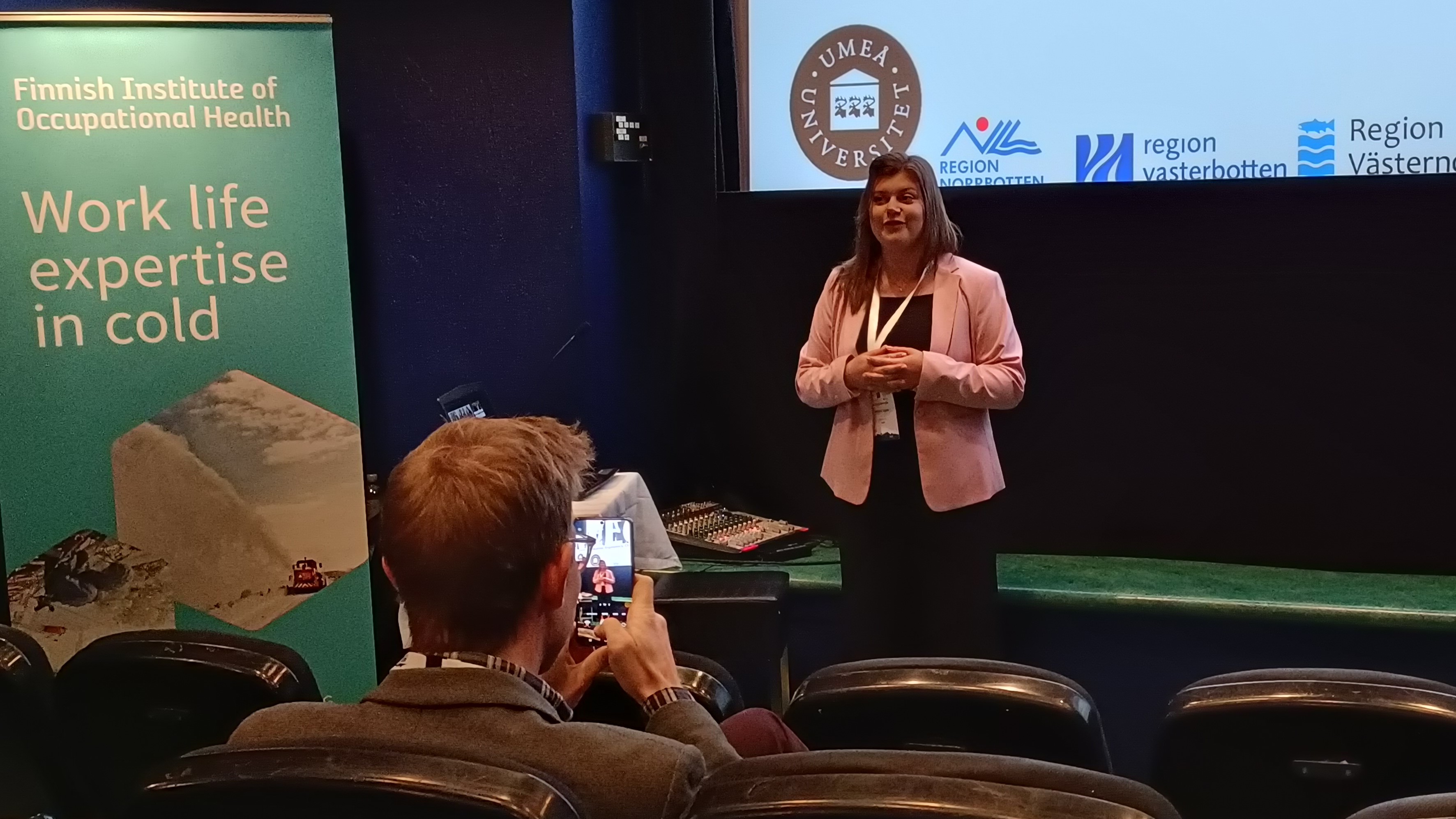 Rebecca Tapper presenterar sin forskning på scen.