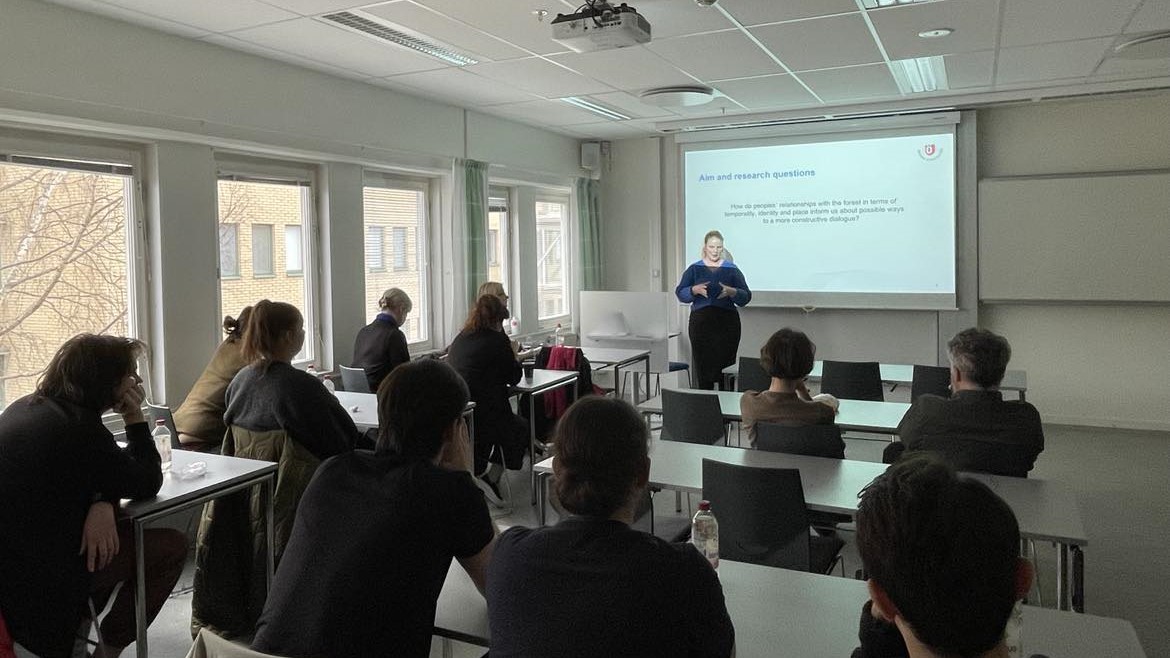 Klara Härgestam står framför en powerpoint i en föreläsningssal.