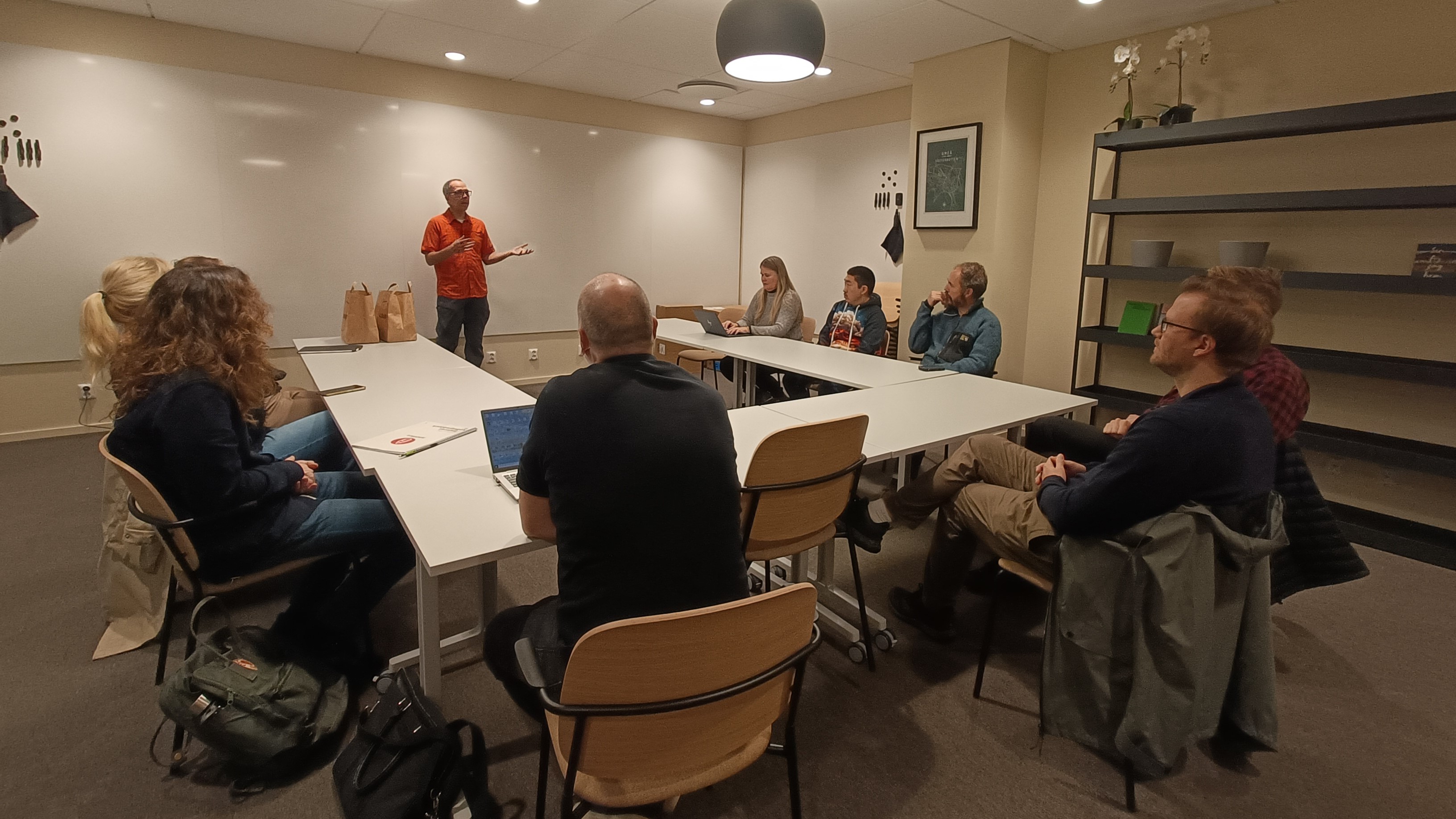 The Arctic Five-medlemmarna sitter runt ett stort bord.