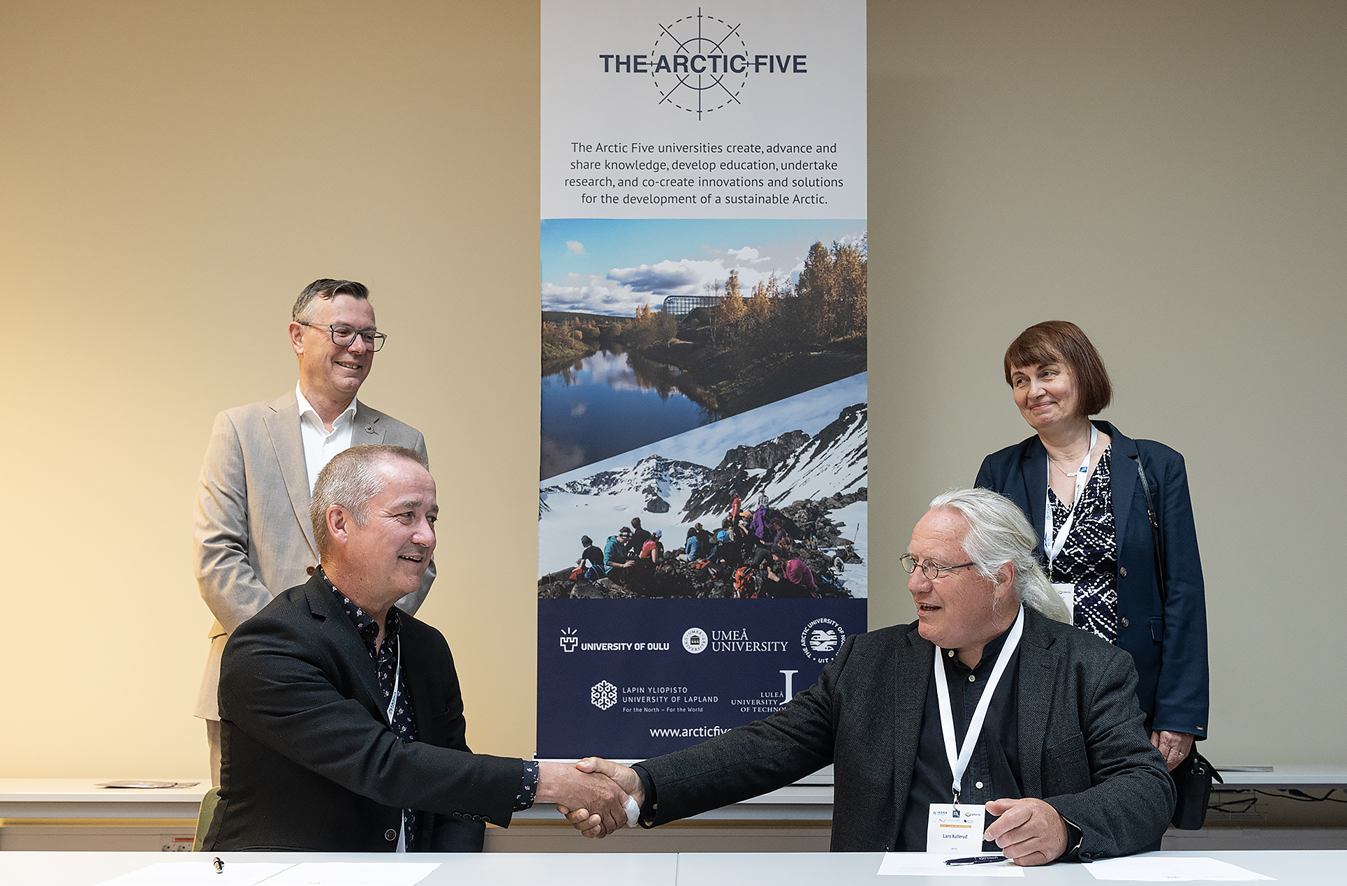 Dag Avango och Lars Kullerud skakar hand