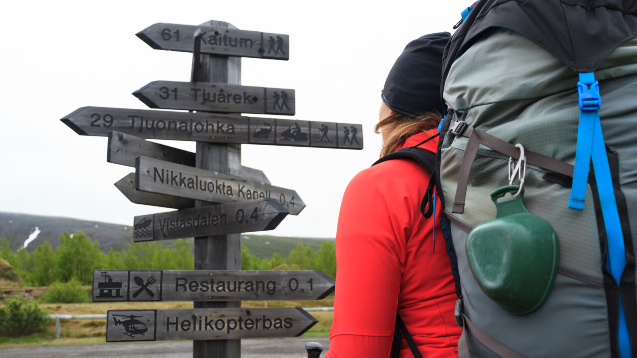 Träskyltar med vandringshänvisningar i lappländska fjällen