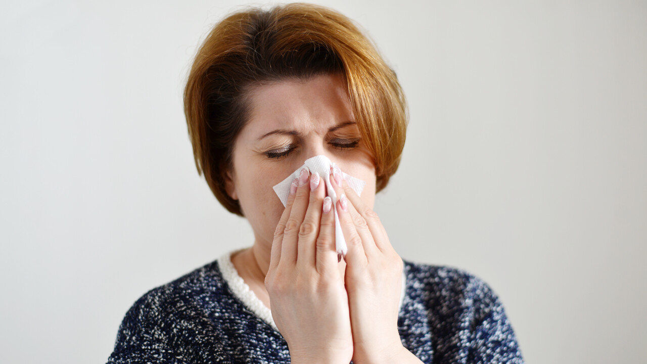 Kvinna som snyter sig.