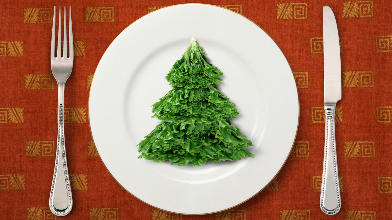 Sallad formad som en julgran på en tallrik på ett julbord.