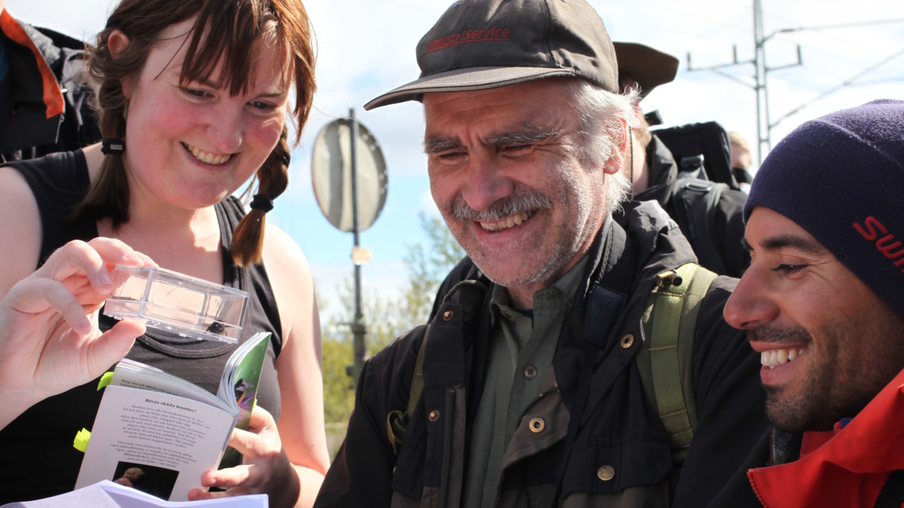 Moa Pettersson visar en humla för sina lärare.