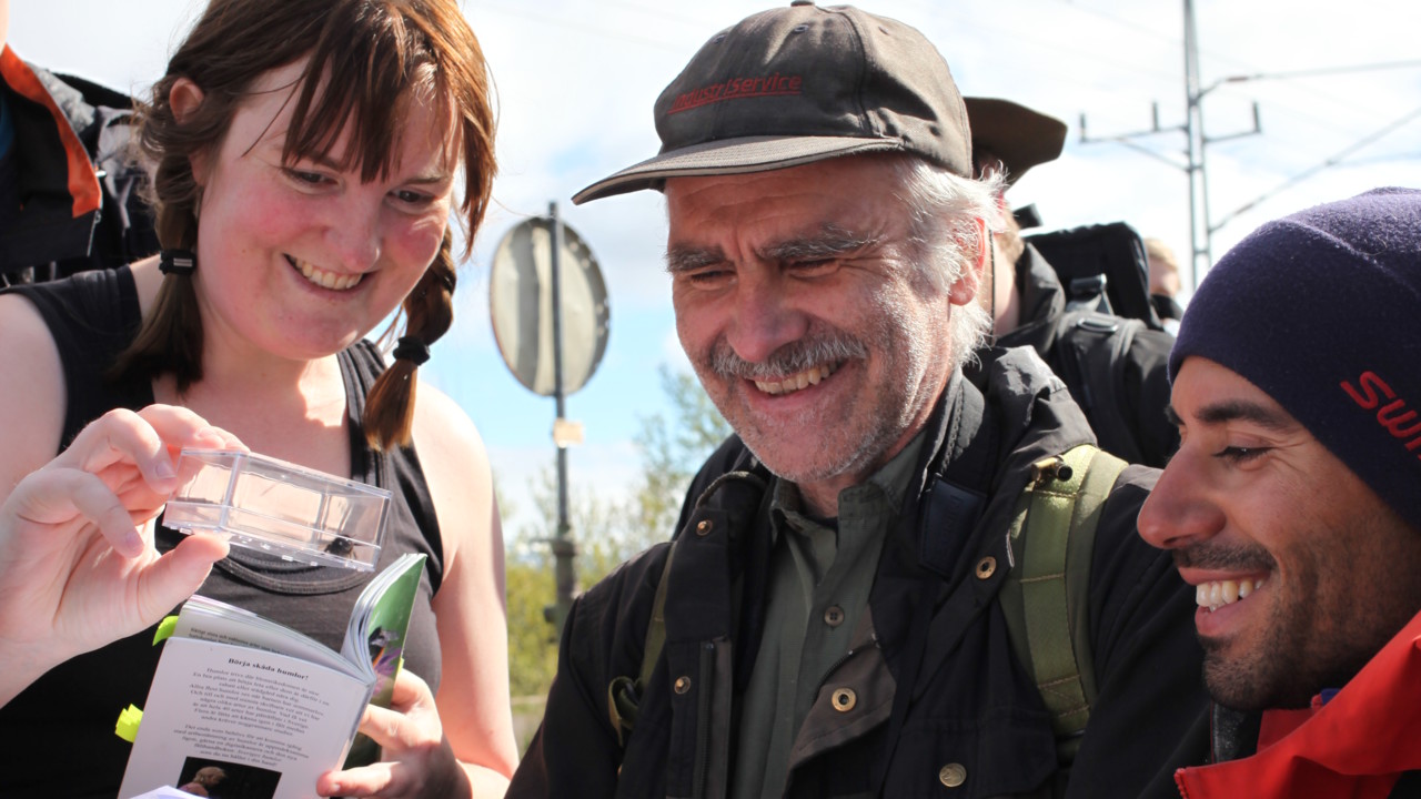 Moa Pettersson visar en humla för sina lärare.