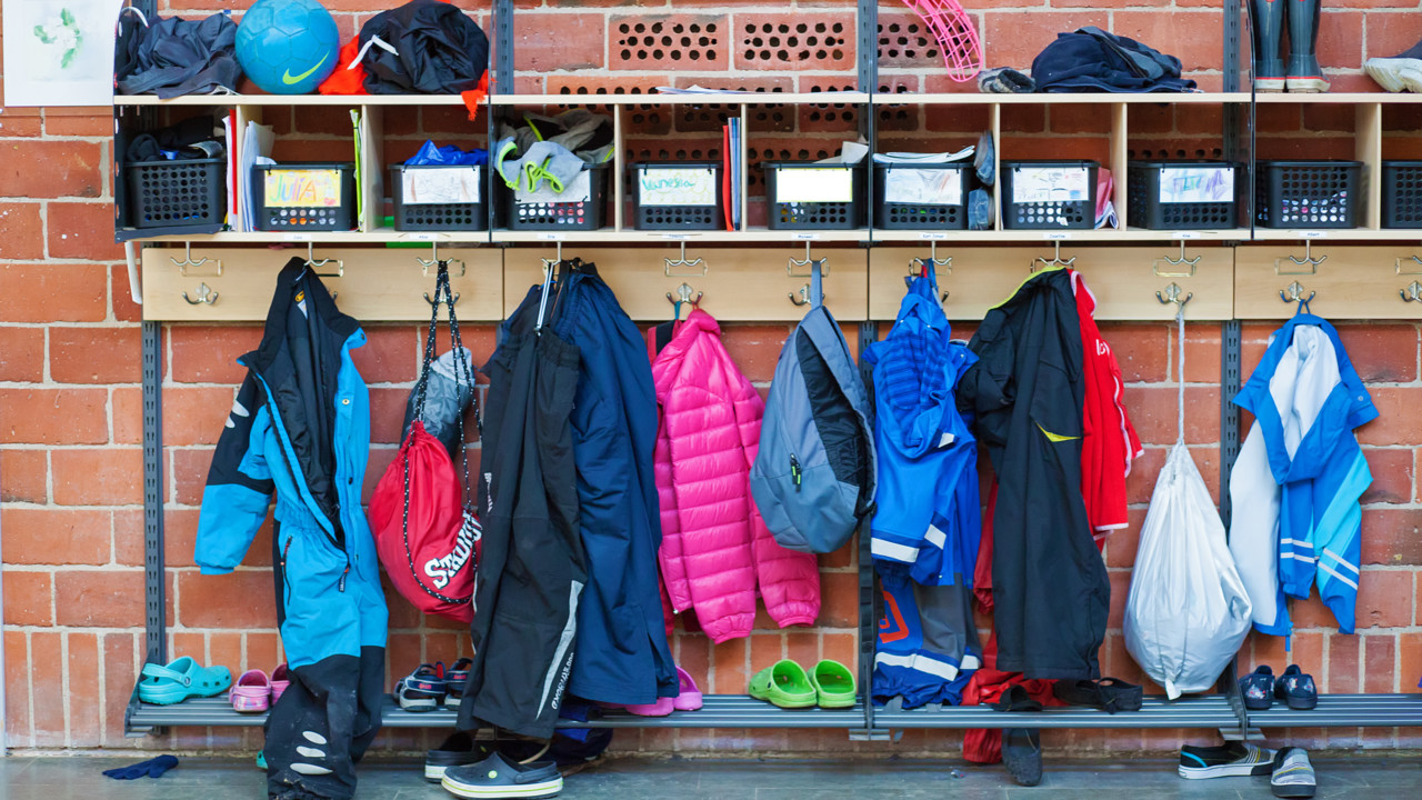 Klädhängare i skola.