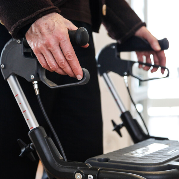 Äldre kvinna som går med rullator.