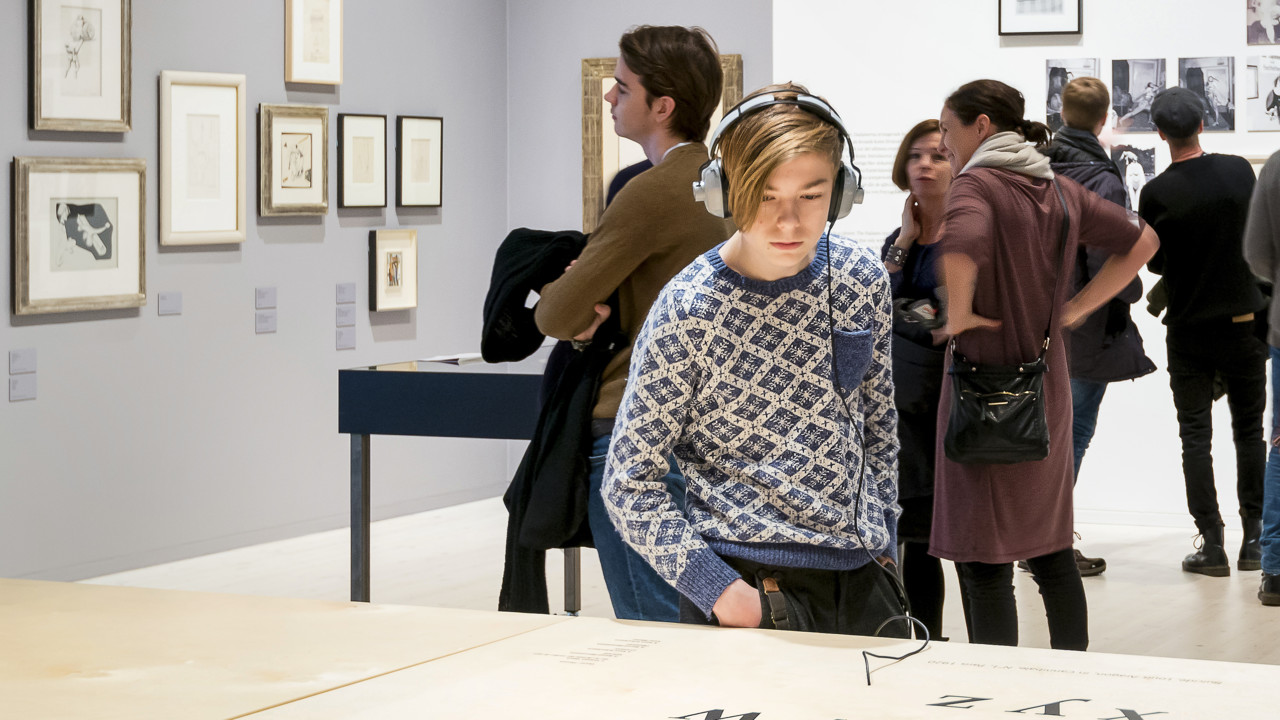 Besökare på utställningen Dada är Dada på Bildmuseet i Umeå.