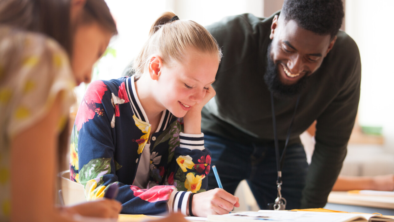 Lärare undervisar elever på mellanstadiet.