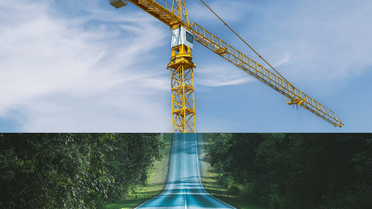 En väg som leder mot en lyftkran.