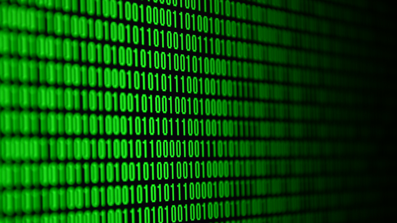 Bild på datorskärm med binär kod som lyser grön.