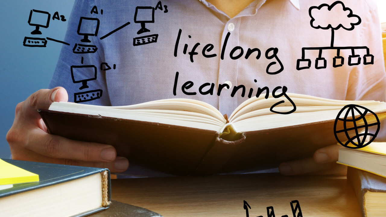 Person med en bok med texten Lifelong learning samt olika symboler pålagda i bilden som ska illustrera livslångt lärande.