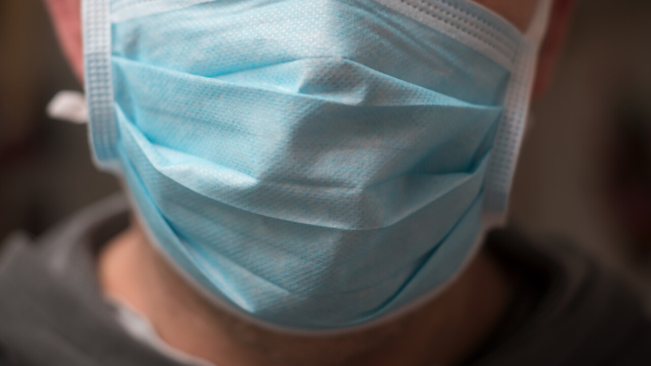 Bild på person med ansiktsskydd