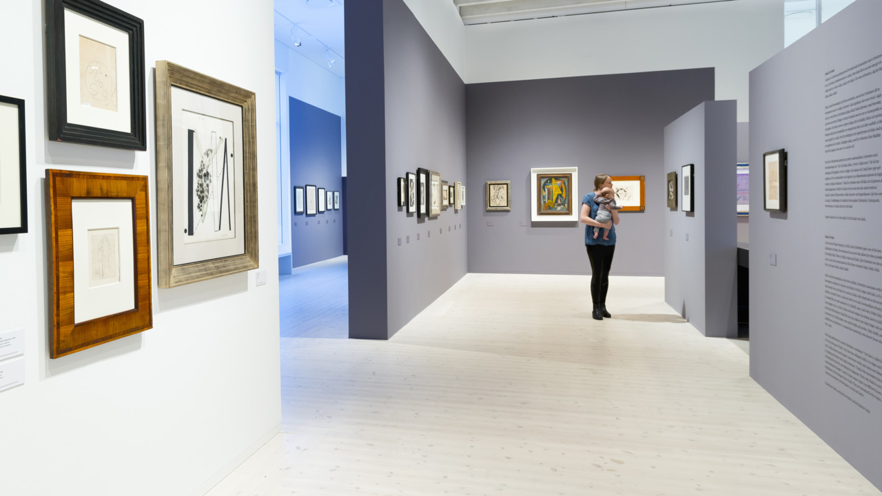 Mamma med baby besöker utställning på Bildmuseet i Umeå.