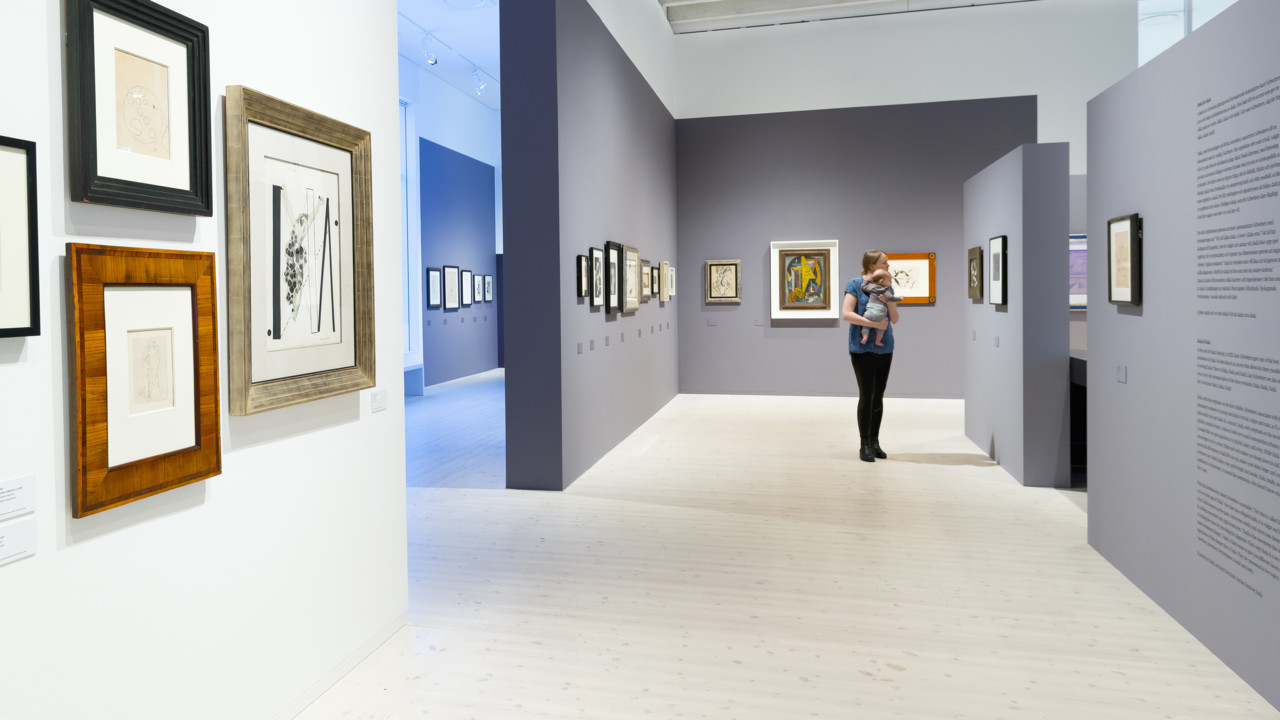 Mamma med baby besöker utställning på Bildmuseet i Umeå.