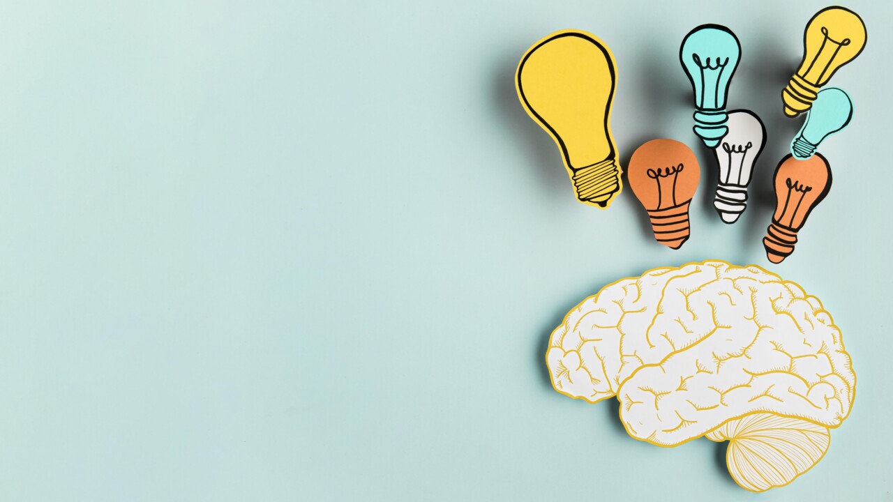 Illustration i form av glödlampor ovanför en hjärna.