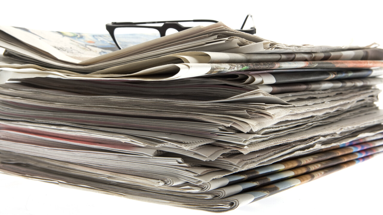  Dagstidningar i en bunt. 