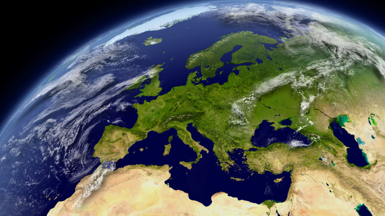 Del av jordklotet. Europa sett från rymden med atmosfär och moln.