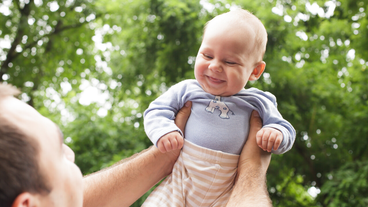 Pappa håller en bebis