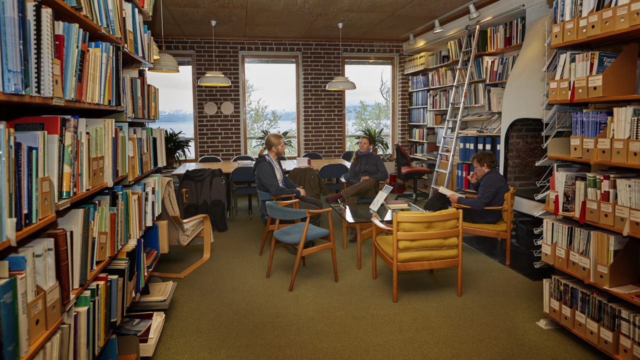 Personer i samtal i biblioteket på Abisko naturvetenskapliga station.