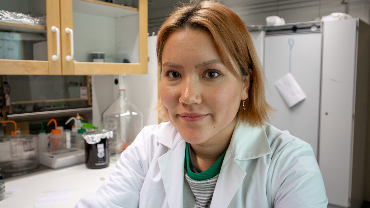 Bild på Alexandra Aveling, projektassistent i kemi, i kemilabbet