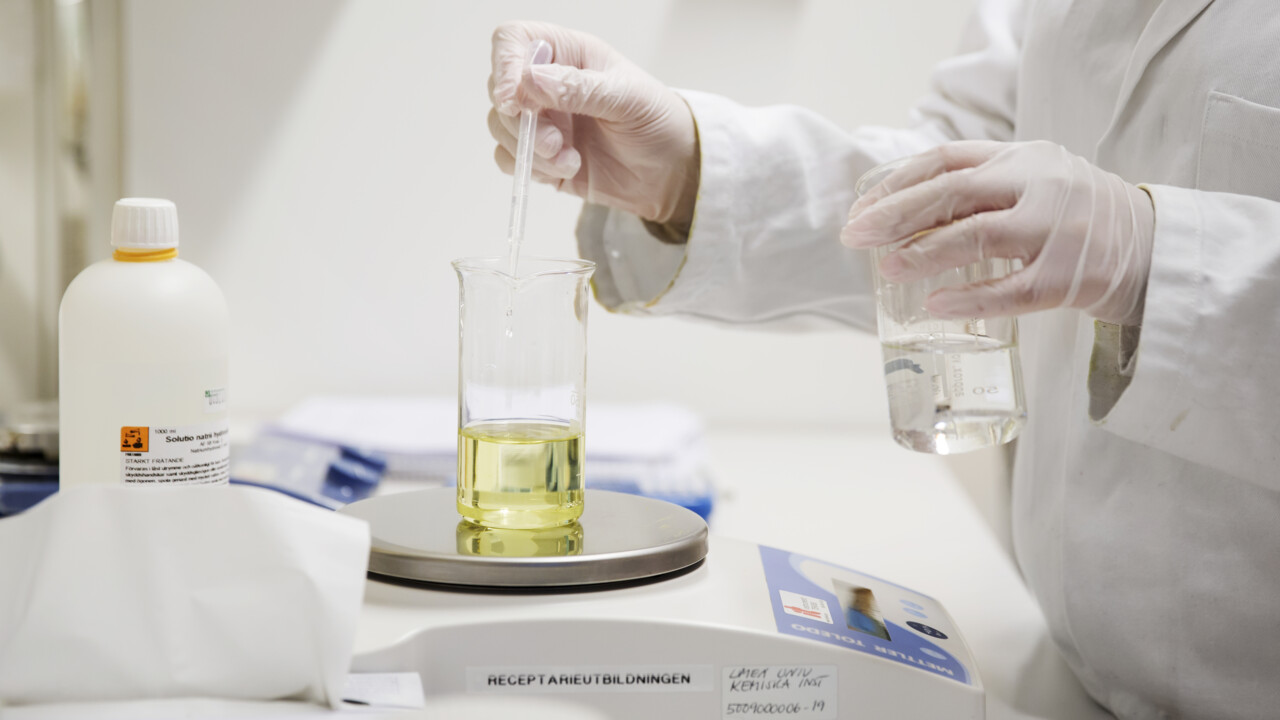 Person fyller provrör med pipett