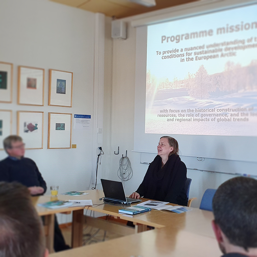 Carina H. Keskitalo, professor vid Institutionen för geografi, håller i seminariet framför åhörare