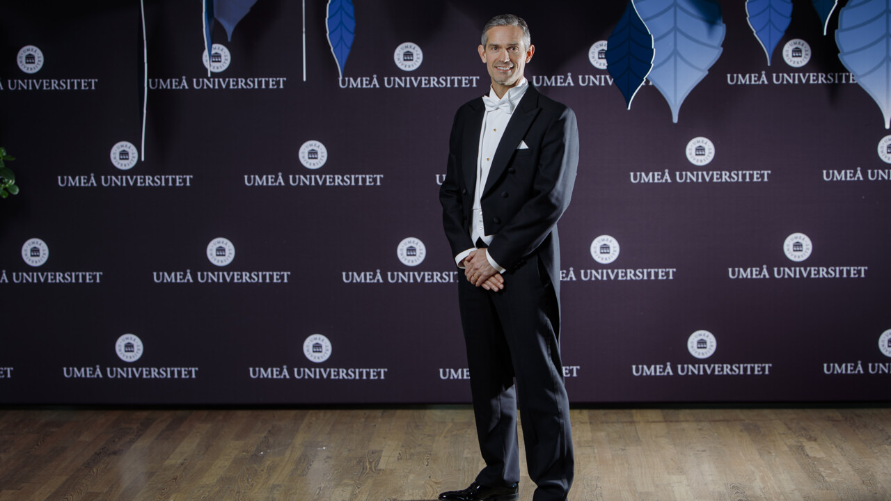 En bild av en person klädd i frack för att visa klädsel vid Årshögtiden