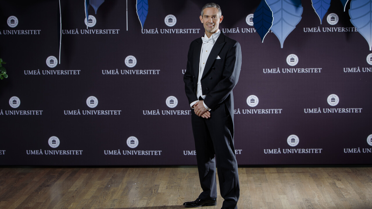 En bild av en person klädd i frack för att visa klädsel vid Årshögtiden