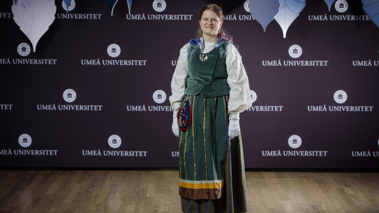 En bild av en person klädd i folkdräkt för att visa klädsel vid Årshögtiden