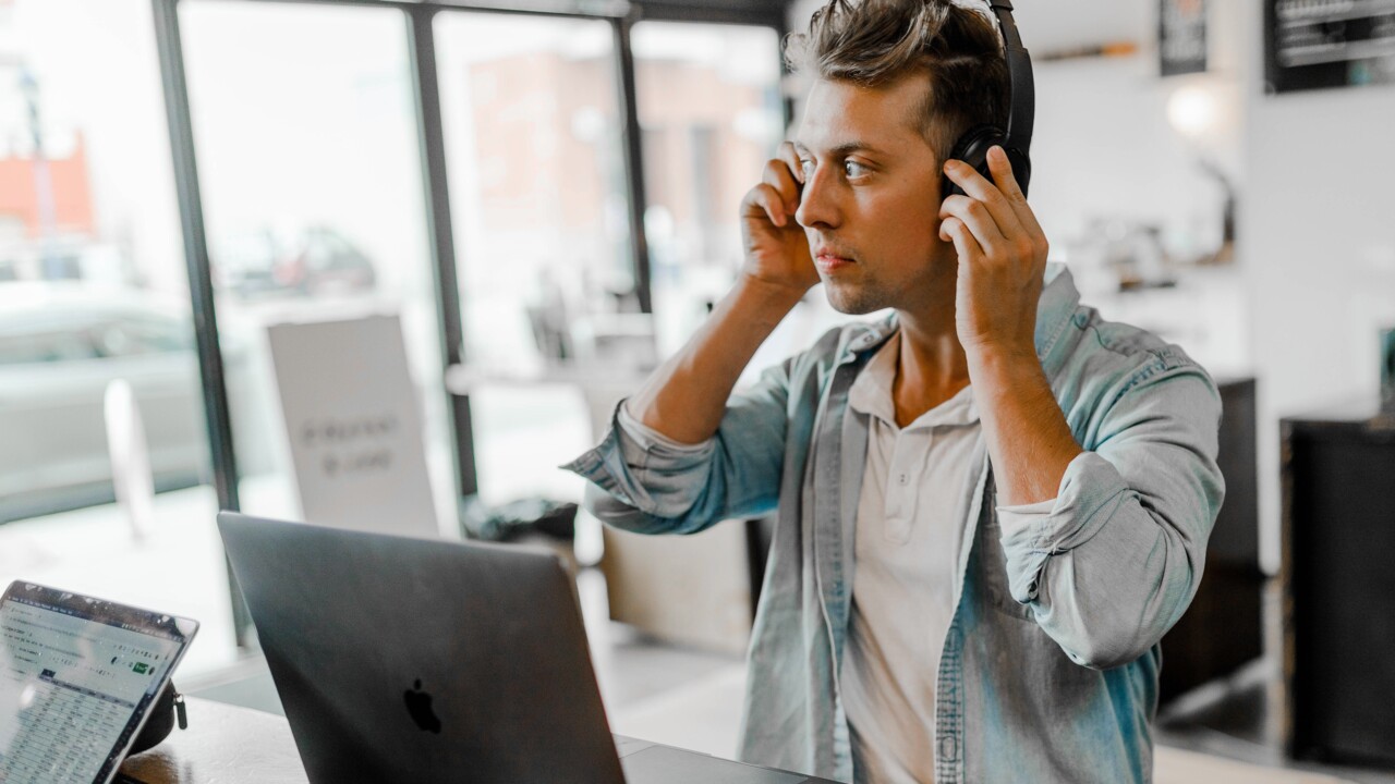 Student lyssnar på musik