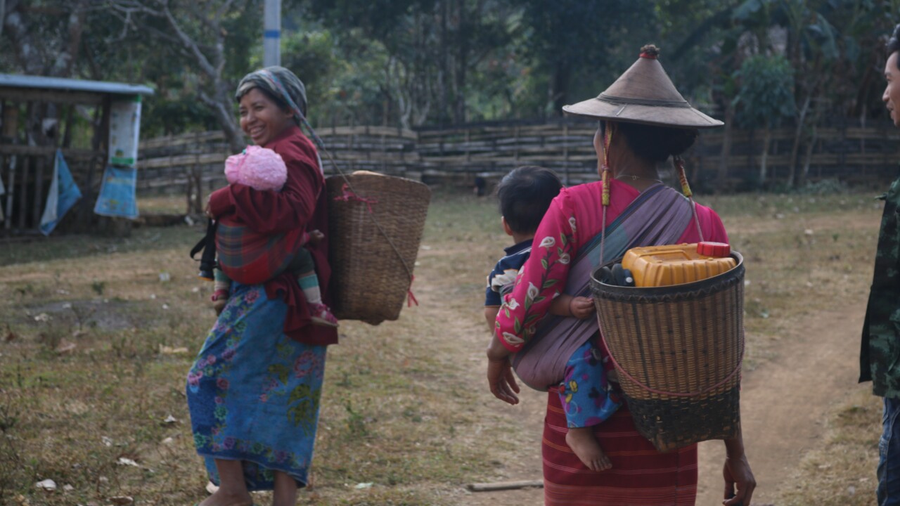 Kvinnor hämtar vatten i Kayah-staten, Myanmar.