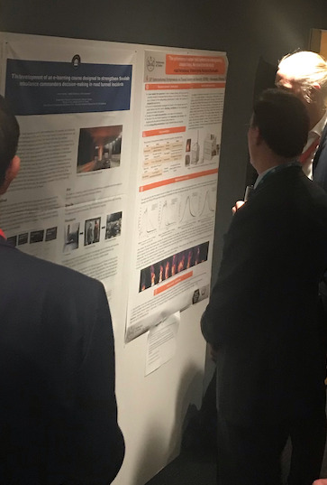 Människor tittar på en poster