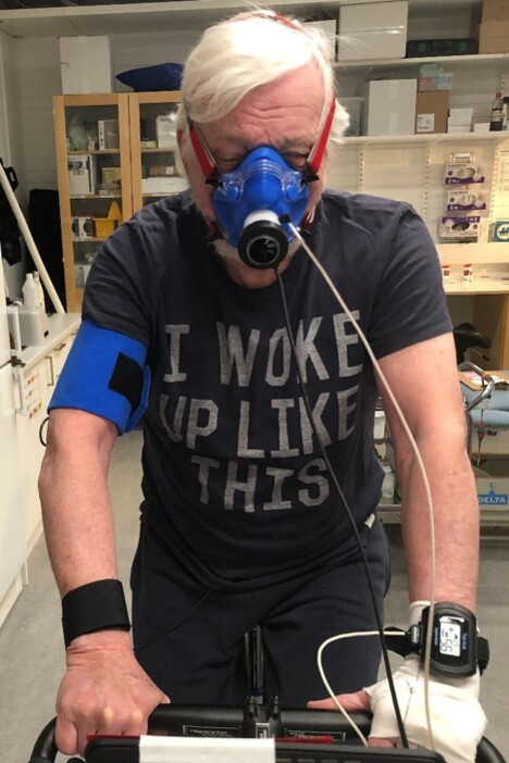 Äldre man som utför konditionstest på cykel i UMEX-labbet