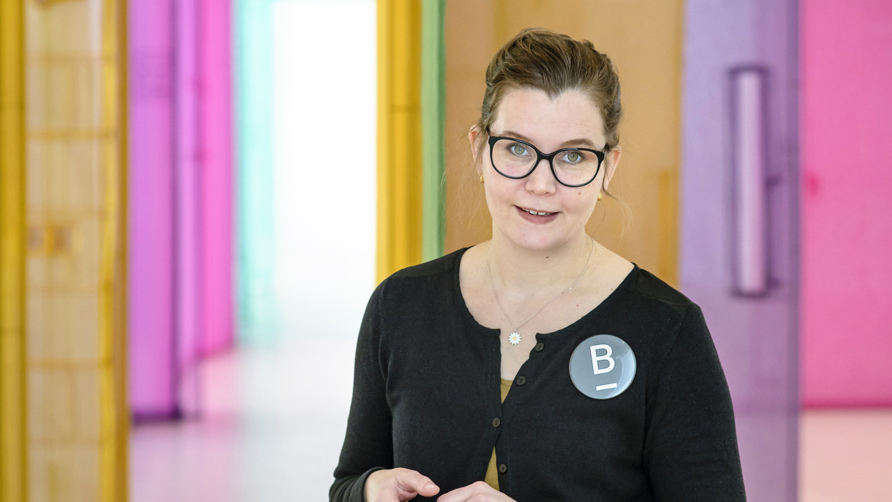 Porträtt på Emma Mårtensson, museivärd på Bildmuseet.