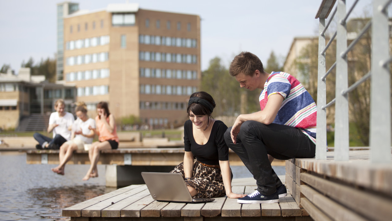 Studenter pluggar utomhus