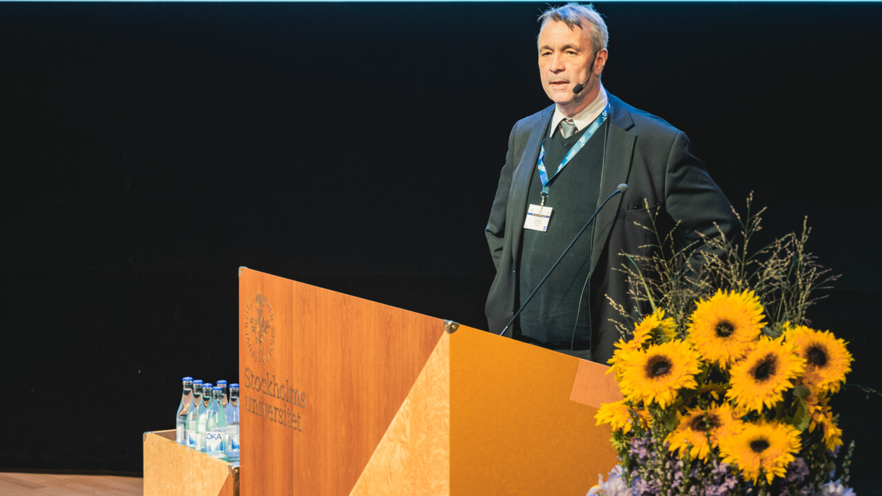 Peter Sköld vid ett podium