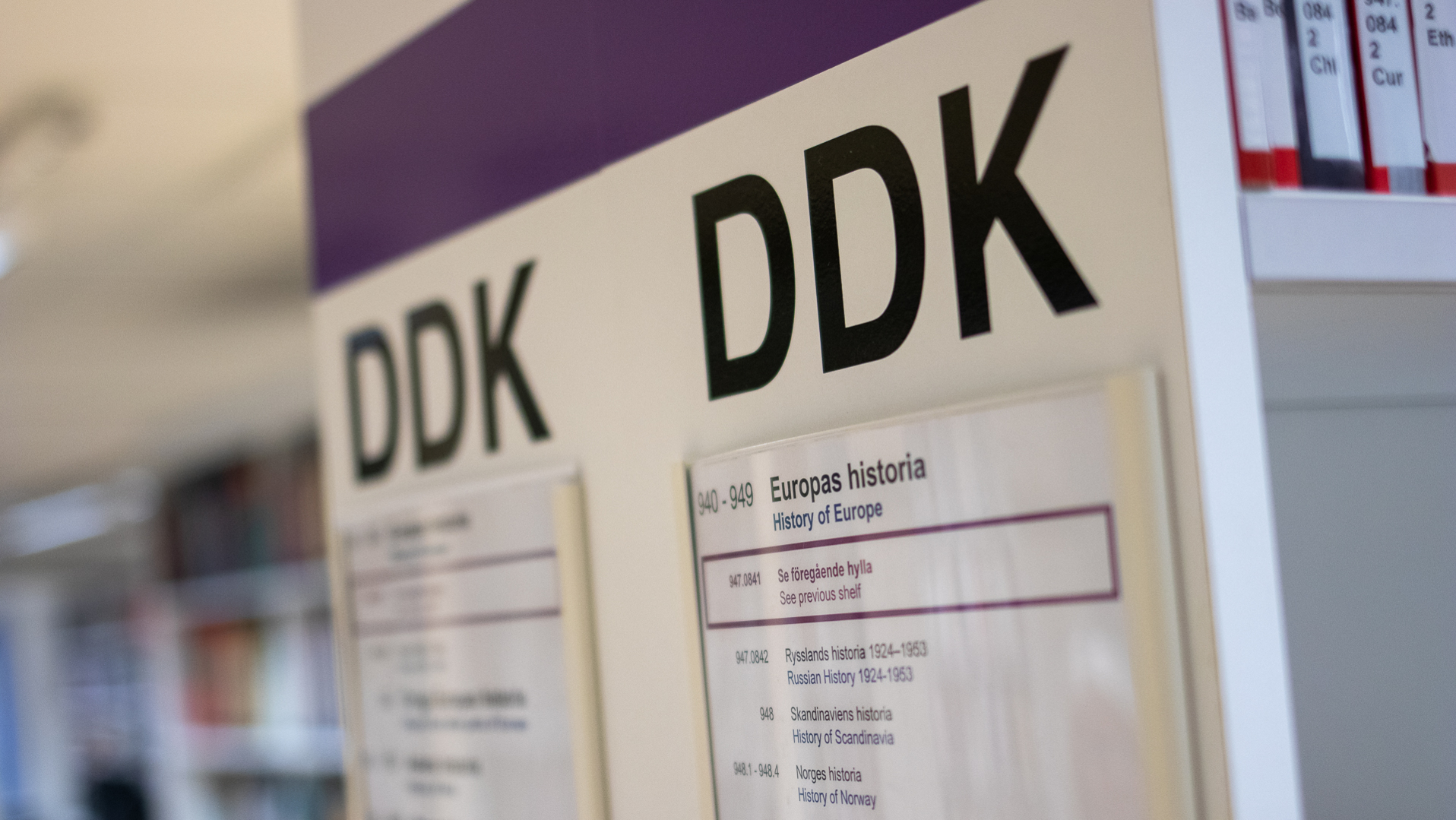 DDK-skylt på en av bibliotekets hyllgavlar