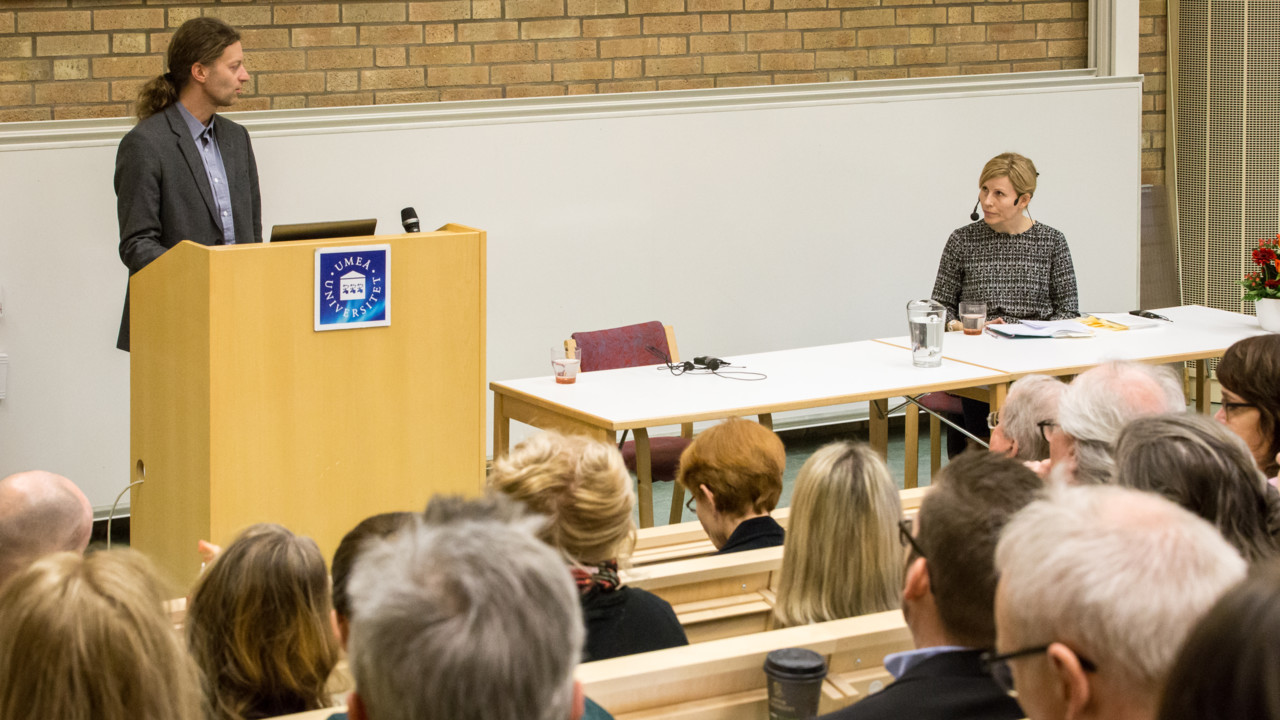 Doktorand som försvarar sin avhandling vid sin disputation